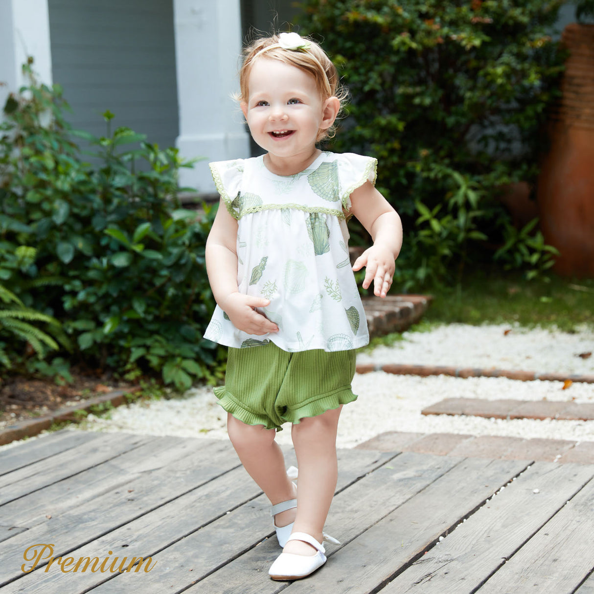 2pcs Baby Girl Naia™ Ocean Print Flutter-sleeve Top and Ruffle Trim Solid Shorts سیٹ