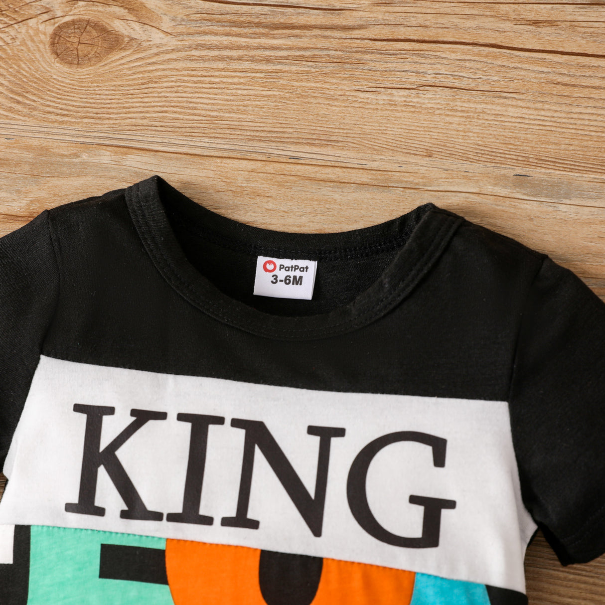 Baby Boy Naia™ لیٹر پرنٹ شارٹ آستین رومپر