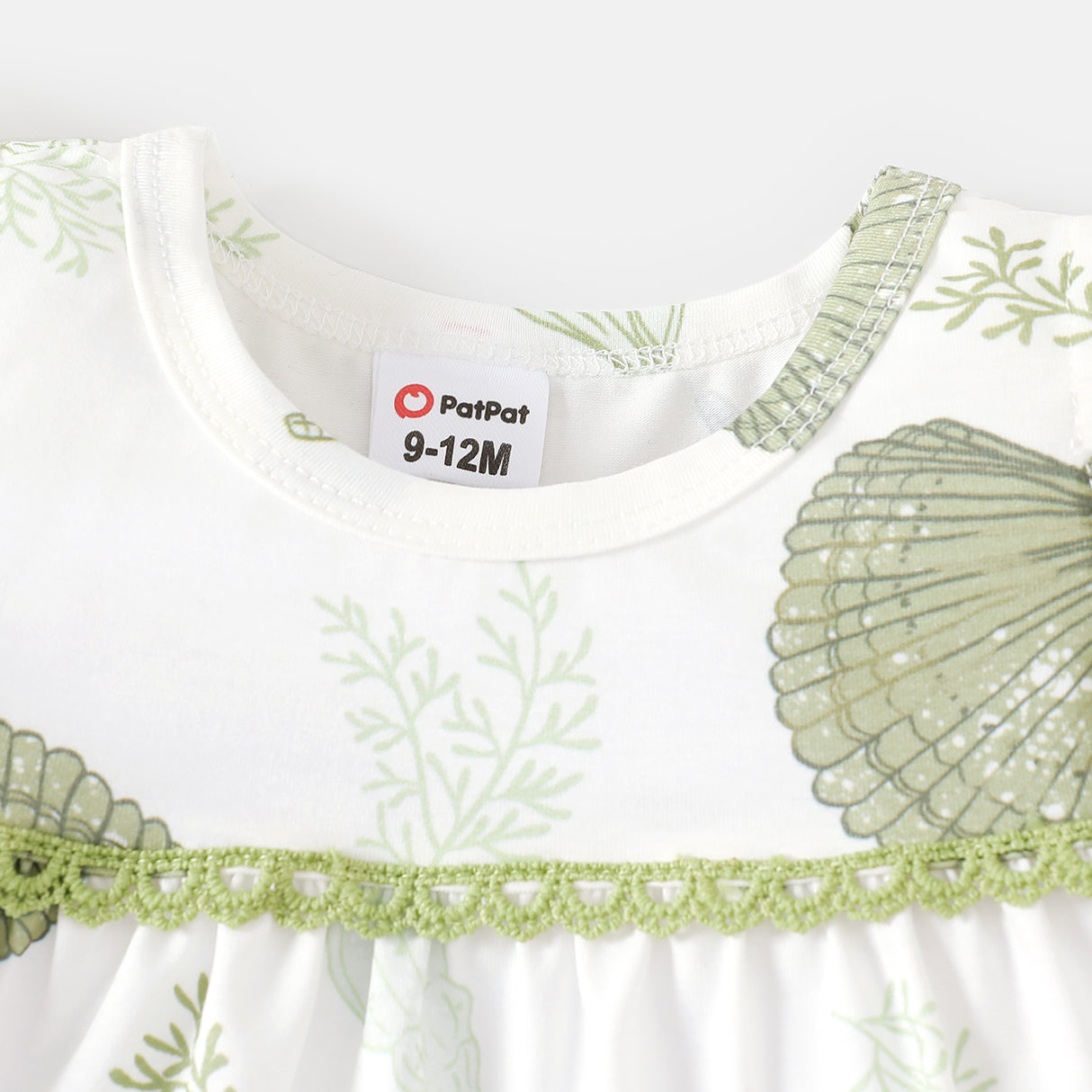 2pcs Baby Girl Naia™ Ocean Print Flutter-sleeve Top and Ruffle Trim Solid Shorts سیٹ