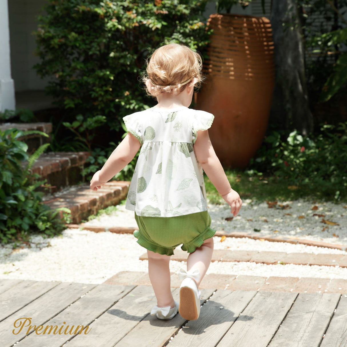 2pcs Baby Girl Naia™ Ocean Print Flutter-sleeve Top and Ruffle Trim Solid Shorts سیٹ