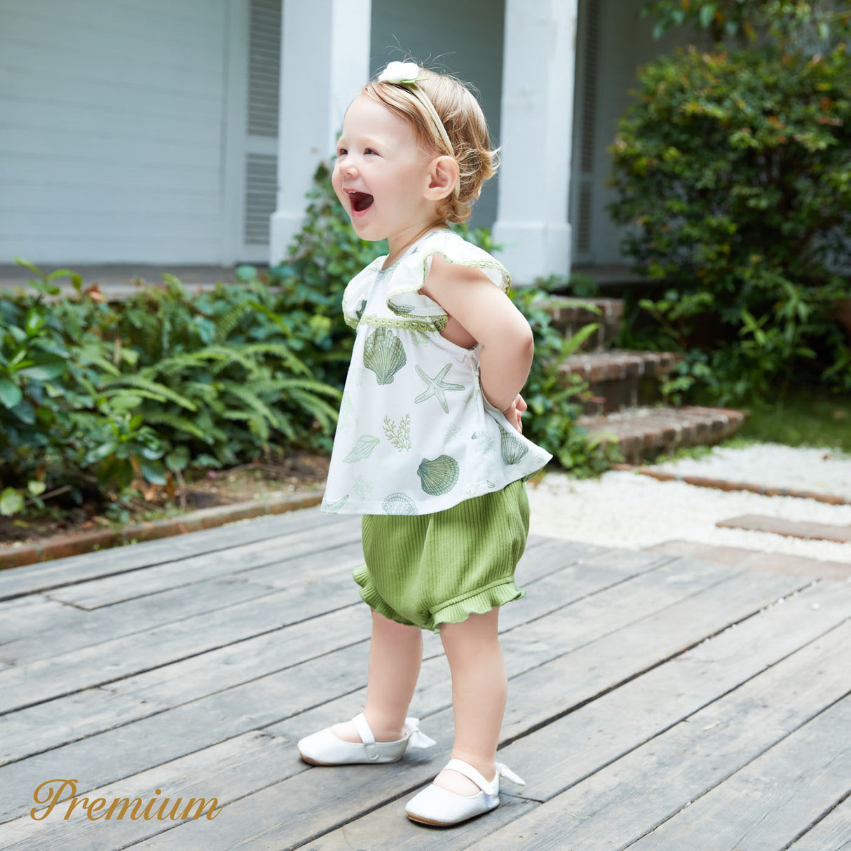 2pcs Baby Girl Naia™ Ocean Print Flutter-sleeve Top and Ruffle Trim Solid Shorts سیٹ